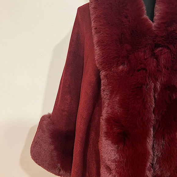 NWT Faux Fur Cape | ONE SIZE | Burgundy | - Picture 2 of 5